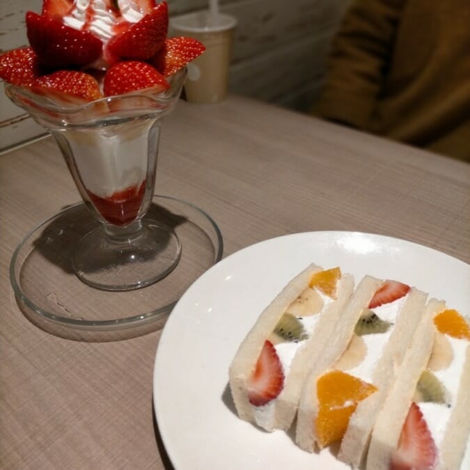 TOKIOイムズ店のフルールサンドとイチゴパフェ
