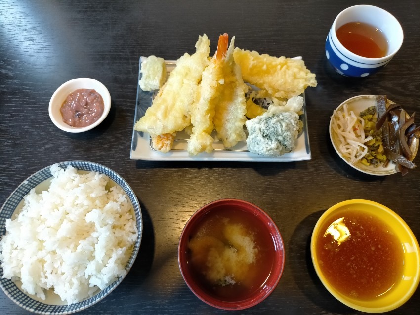 薄衣が絶品の天ぷら定食は素材本来の味が味わえる！旬菜・鍋・魚介 独楽(こま)