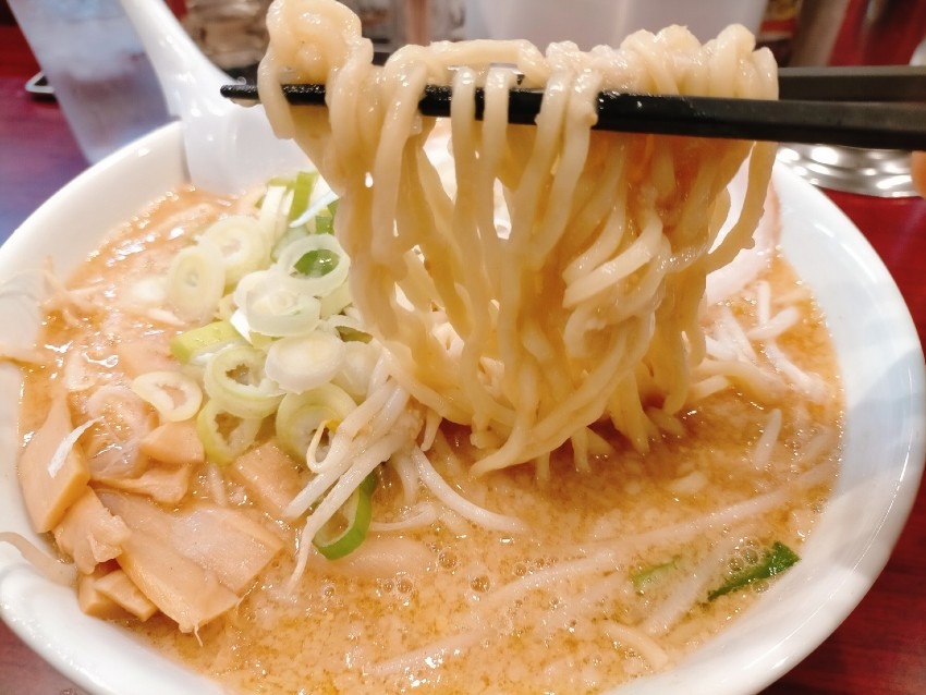上質な豚の背脂のこってりスープ なりたけ 福岡西新店