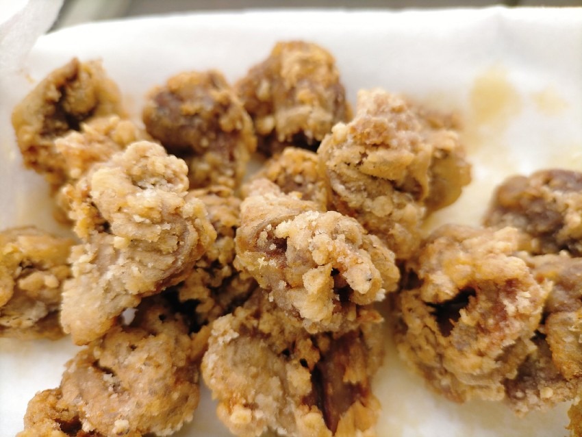 1個1個丁寧に筋取りされたお肉屋さんの砂ずりの唐揚げ!大塚精肉店