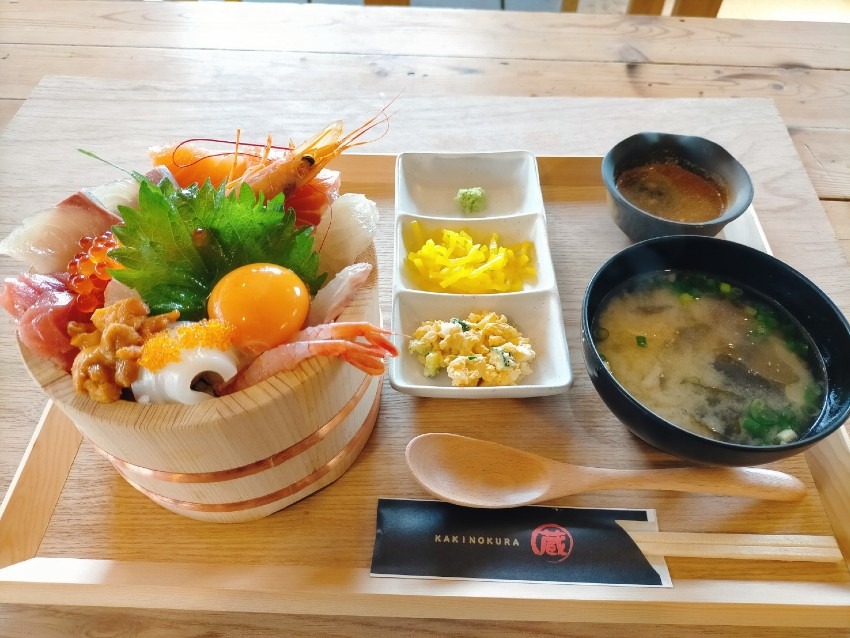 桶スタイルで提供される、ウニやイクラなど約10種類以上入った「天国丼」!牡蠣の蔵