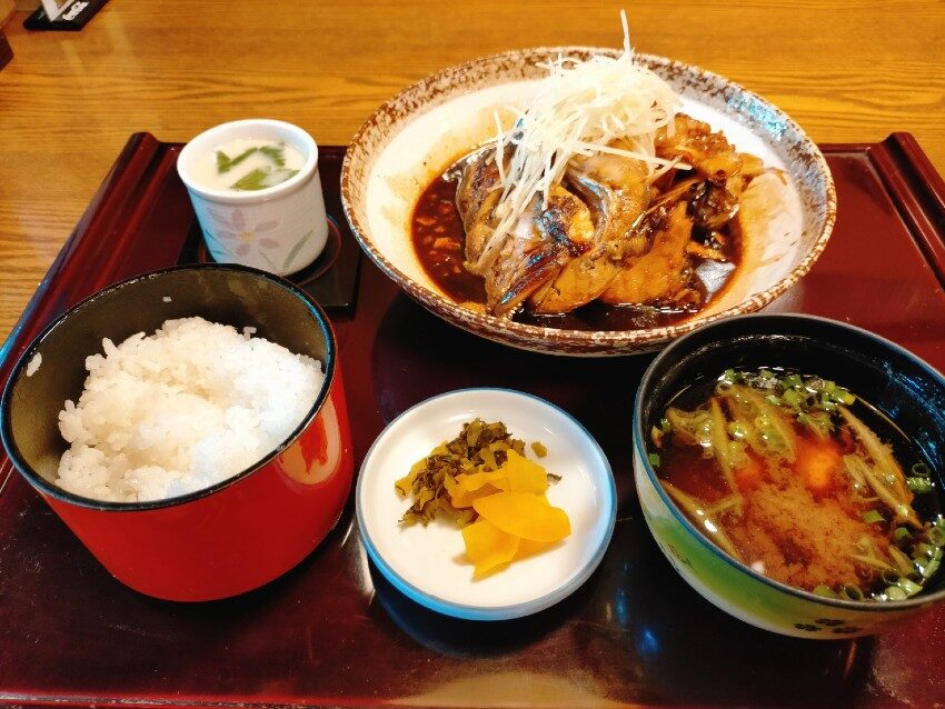 甘辛く煮付けられた身がたっぷりでご飯との相性抜群のあら炊き定食!寿し徳