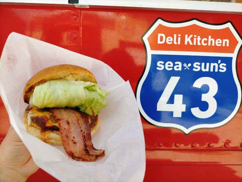 ビーフ100%肉々しさにこだわるボリューム満点の本気のハンバーガー43が目印の赤いキッチンカー！DeliKitchensea-sun’s