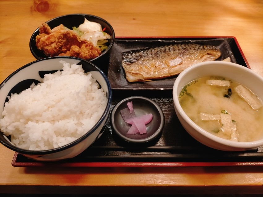 鯖料理専門店がこだわった、焼きサバ＆とり唐定食が700円で味わえる！博多金鯖