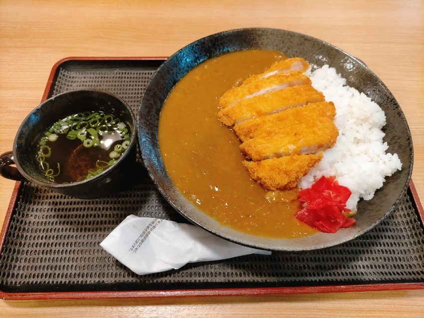 毎月10.20.30日限定でカツカレーが400円で食べれてしまうんです!定食屋JUJU