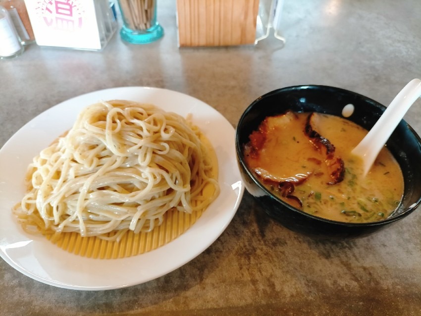 お洒落な外観でカフェもやっており、筑豊では珍しい魚介と豚骨の融合スープを味わえる!ラーメン・カフェ・ダイニング 温(ATAKA)