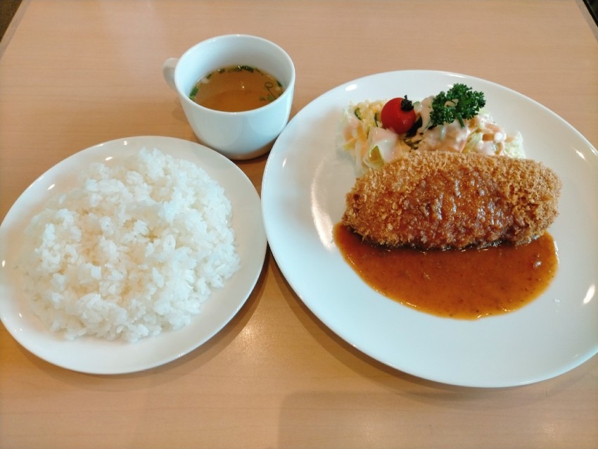静かな空間で遠賀川沿いを見渡しながら食事ができる人気の洋食屋さん!キッチンサンキュー(9. 9. 9.)