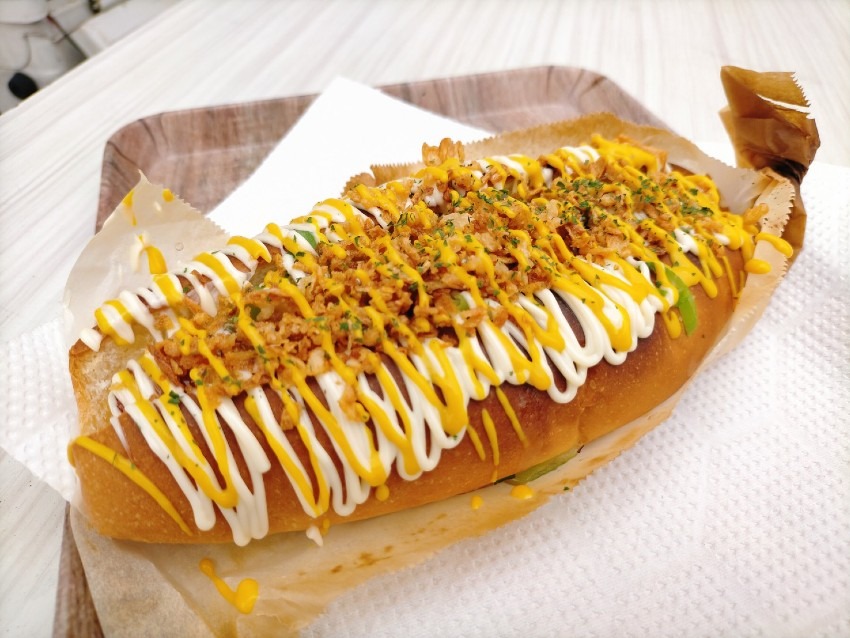 23㎝のホットドッグはズッシリしており甘辛ソースが癖になる!4649DEKADOG