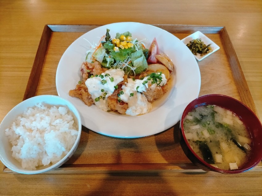 地元の野菜を使ったご飯に合うおかずが味わえる!農家の食卓take
