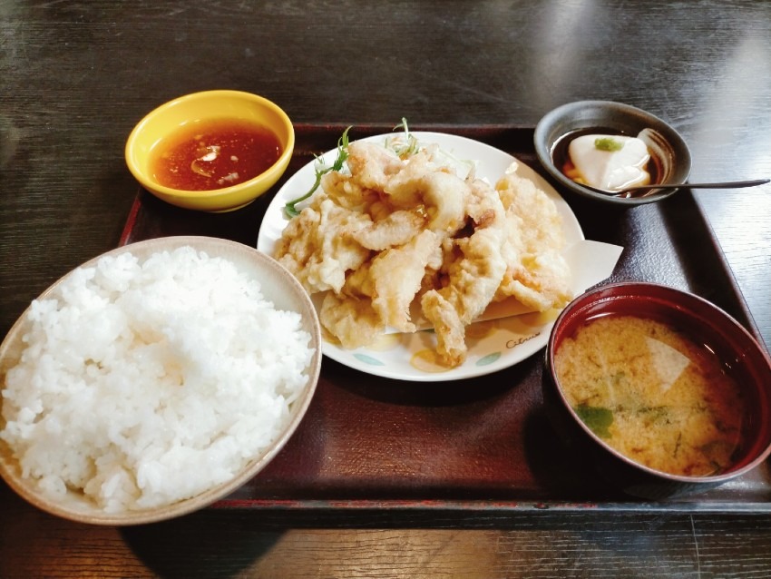 サクッとジューシーで旨味がギュッと詰まった薄衣のとり天定食!旬菜・鍋・魚介 独楽(こま)