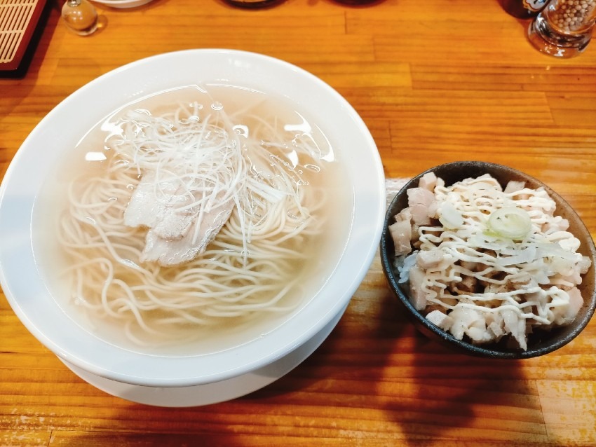 クリアなスープに具材がシンプルながら洗練された幻らー麺!麺や道(めんやみち)