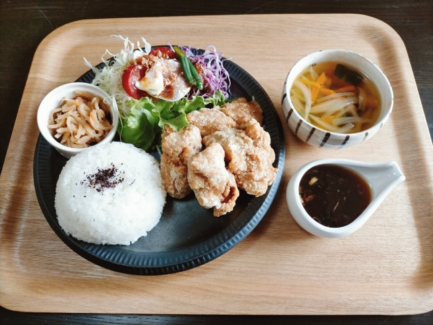 一度で二度美味しく食べれる唐揚げとタレが別の油淋鶏!PEGCAFE(ペグカフェ)