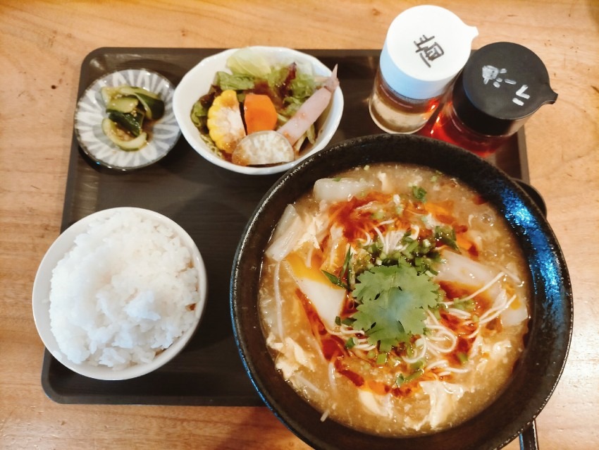 これからの時期にぴったりな酸味の効いた酸辣湯麺 (スーラータン麺)!彩食屋 CHIKU CHIKU(チクチク)