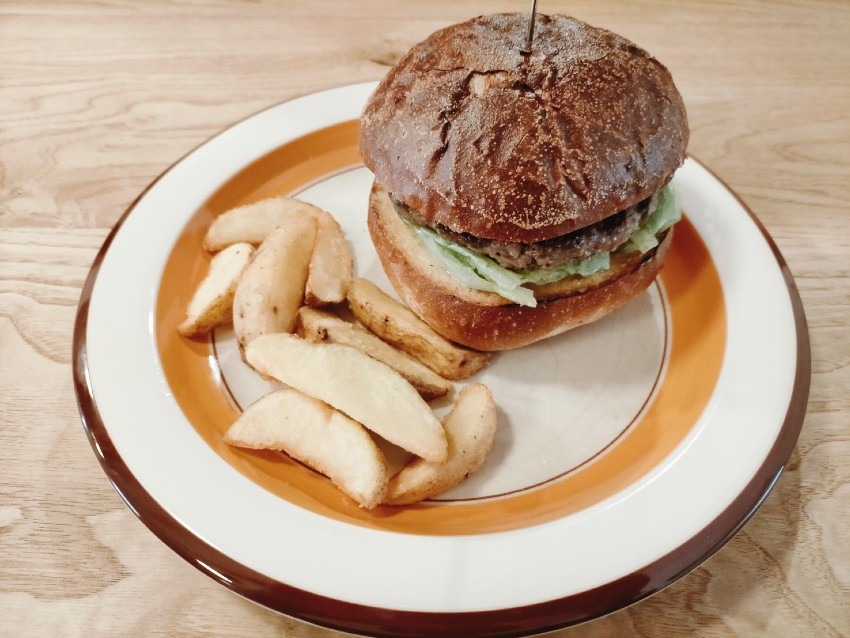 肉肉しい粗挽きパテとカリッとしたバンズのハンバーガーが癖になる美味しさ!burger & hangout ツムジヤ