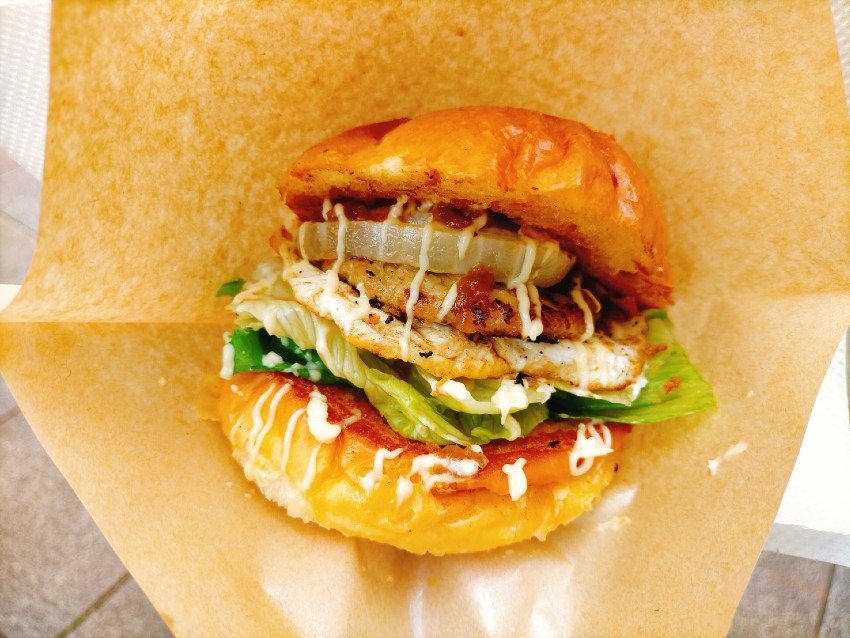 ミルポワを使用した野菜の優しい味わいが特徴の手作りソースのハンバーガー!アサノデリカ(あさのでりか)