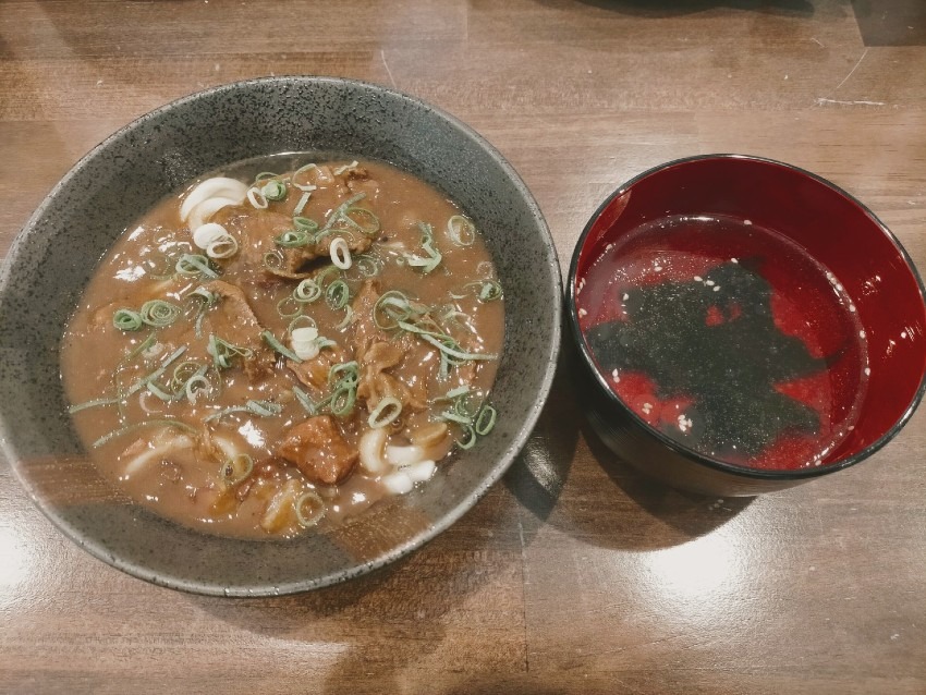 カレーうどんはじっくり煮込まれたお肉が柔らかくてたっぷり!丼や 膳 (ぜん)