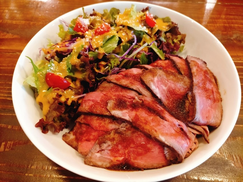 お肉好きにこそ食べて欲しい柔らかなローストビーフ丼!CAFE&BAR MAKES MOON (メイクスムーン)