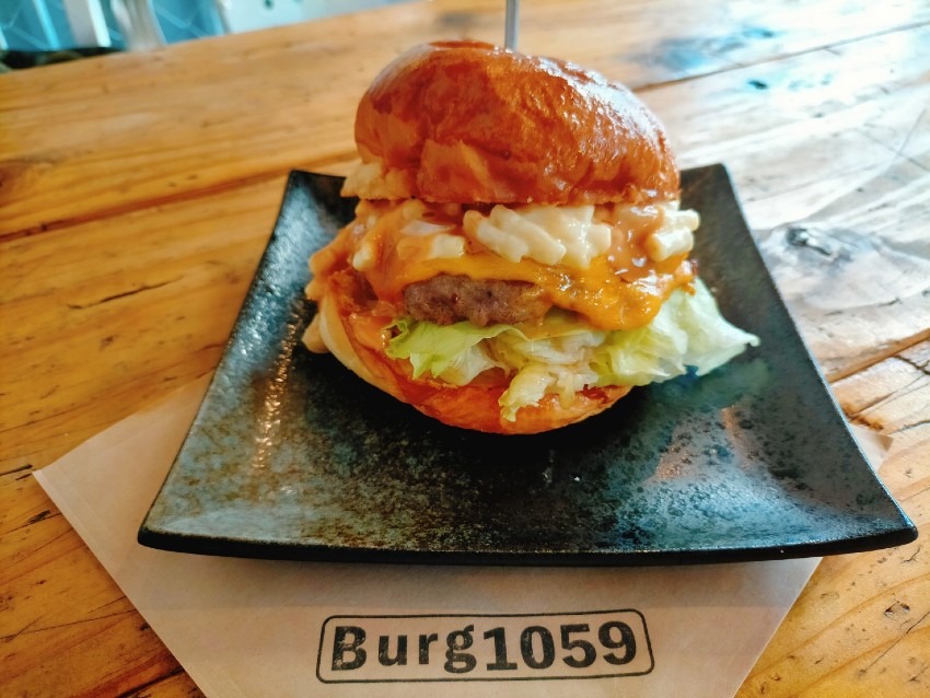 とろ~り濃厚チーズに肉肉しい食感のお肉のチーズバーガー!Burg(バーグ)1059