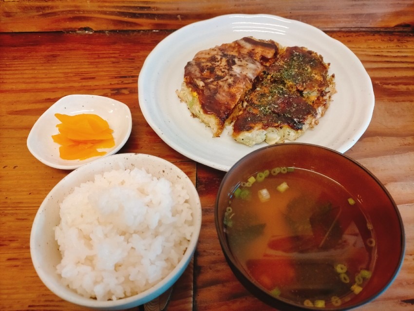 鉄板で蒸し上げられるふわとろのお好み焼きに特製ダレが癖になる!お好み焼もすけ