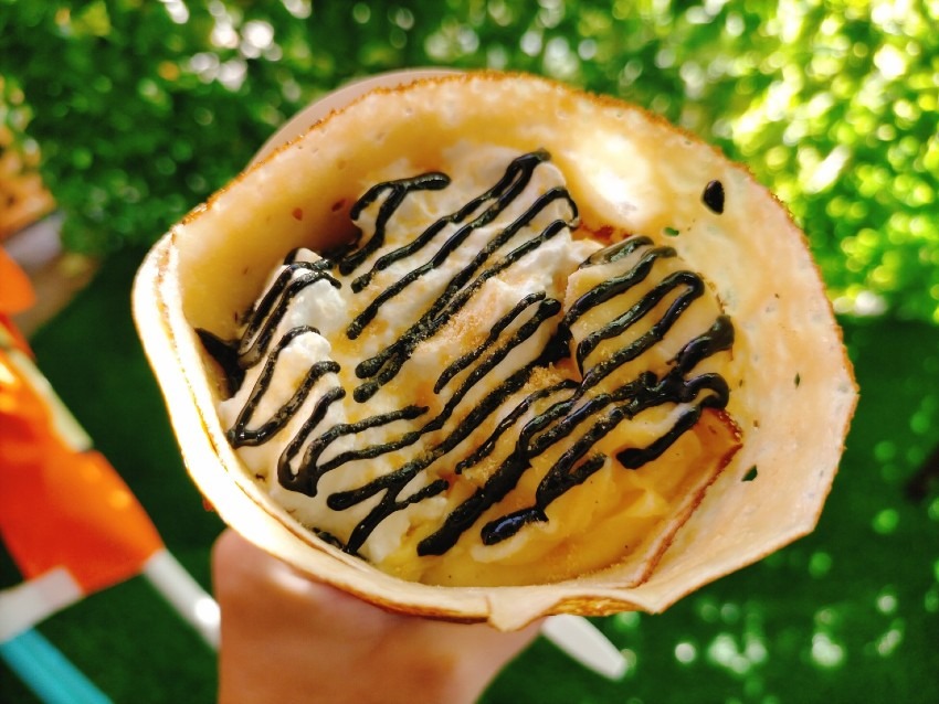 サクもちの生地にカスタードと生クリームがたっぷりで食べ応え満載!ひよちゃんちクレープ